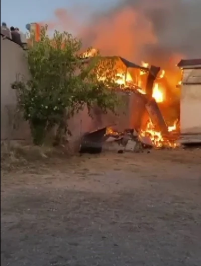 Sivas’ta korkutan yangın: 2 ev, 1 ahır ve samanlık zarar gördü
