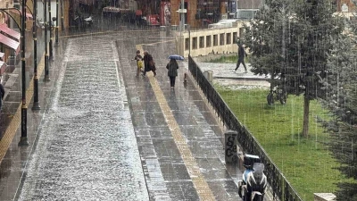Sivas&rsquo;ta kuvvetli yağmur etkili oldu, hazırlıksız yakalananlar sığınacak yer aradı
