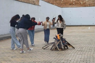 Sivas&rsquo;ta &ouml;ğrenciler baharın gelişini kutladı
