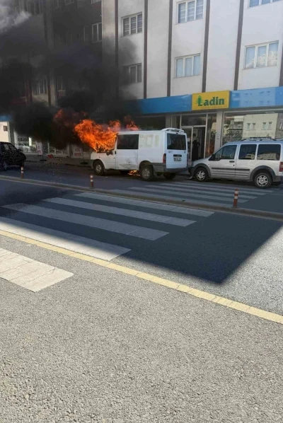 Sivas’ta park halindeki minibüs alev alev yandı
