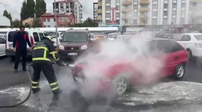 Sivas’ta park halindeki otomobilde çıkan yangın, paniğe neden oldu
