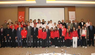 Sivas’ta &quot;Zirvedeki Yiğidolar&quot; ödüllerini aldı
