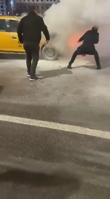 Sivas&rsquo;ta seyir halindeki taksi alevlere teslim oldu
