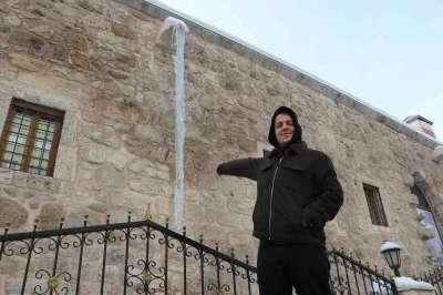 Sivas&rsquo;ta soğuk hava 4 metreyi bulan buz sarkıtları oluşturdu
