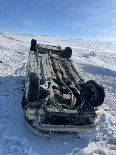 Sivas&rsquo;ta takla atıp ters d&ouml;nen otomobildeki 4 kişi yaralandı
