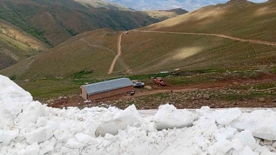 Sivas&rsquo;ta temmuz ayında karla m&uuml;cadele &ccedil;alışmaları s&uuml;r&uuml;yor
