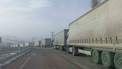 Sivas&rsquo;ta tipi ulaşımı aksattı, kilometrelerce tır kuyrukları oluştu
