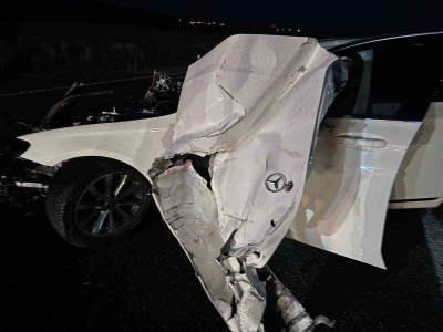Sivas&rsquo;ta trakt&ouml;re &ccedil;arpan Mercedes hurda yığınına d&ouml;nd&uuml;: 4 yaralı
