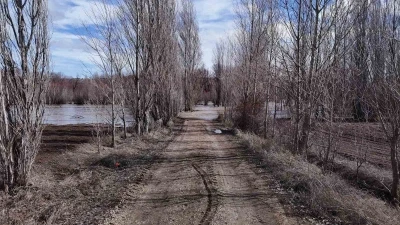 Sivas&rsquo;ta yağan kar eridi, k&ouml;y yolu tamamen su altında kaldı
