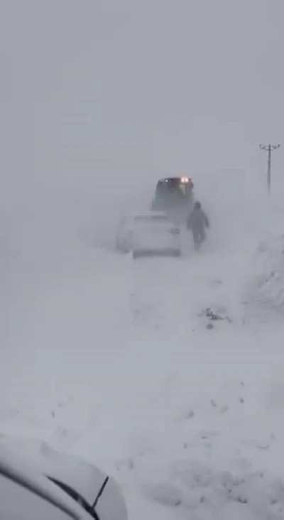 Sivas&rsquo;ta yoğun kar ve tipi nedeniyle bazı yollar ulaşıma kapatıldı
