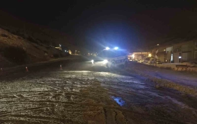 Sivas&rsquo;ta yoğun kar ve tipi nedeniyle Kayseri-Malatya kara yolu trafiğe kapatıldı
