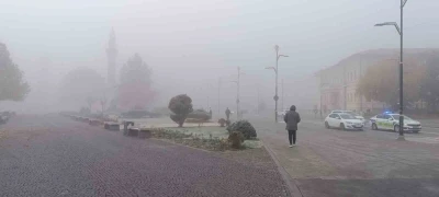 Sivas’ta yoğun sis etkili oldu araçlar görünmez hale geldi
