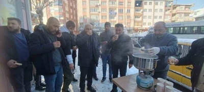 Sivas&rsquo;ta y&uuml;rekleri ısıtan dayanışma, karla m&uuml;cadele &ccedil;alışanlarına sıcak s&uuml;t ikramı
