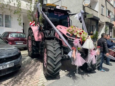 Sivas&rsquo;tan İstanbul&rsquo;a getirdiği pembe trakt&ouml;rle gelin almaya gitti

