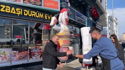 Sivaslı d&ouml;ner ustasından sıra dışı d&ouml;ner
