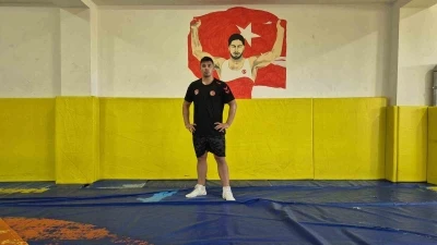 Sivaslı g&uuml;reş&ccedil;inin hedefi d&uuml;nya zirvesi
