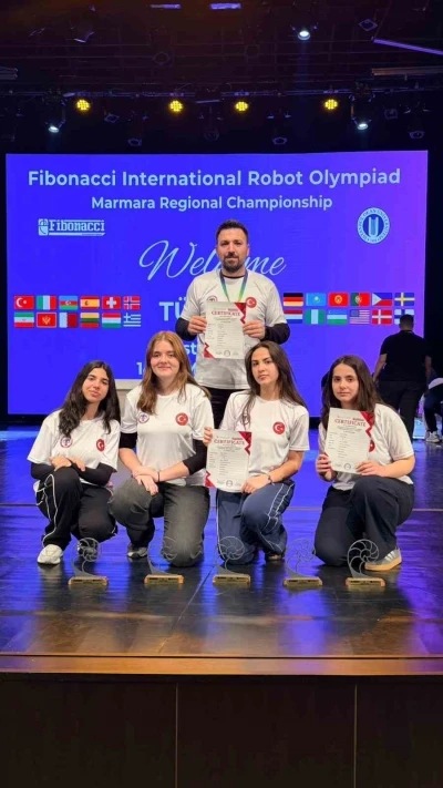 Sivaslı &ouml;ğrenciler, robot yarışmasında g&ouml;vde g&ouml;sterisi yaptı

