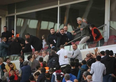 Sivasspor Başkanı Gökhan Karagöl taraftarla tartıştı
