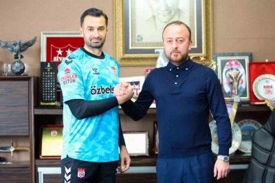 Sivasspor&rsquo;da transfer yasağı kalktı, ilk imza G&ouml;khan Akkan&rsquo;dan
