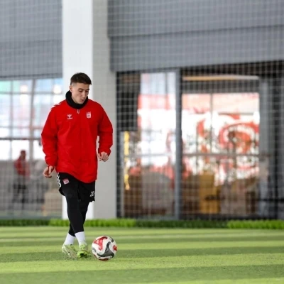 Sivasspor, yoğun kar sebebiyle kapalı sahada &ccedil;alıştı
