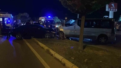 Sivassporlu futbolcular kazaya karıştı: 3’ü sporcu 5 kişi yaralandı
