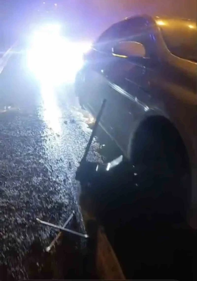 Siverek-Diyarbakır yolunda derin &ccedil;ukur onlarca ara&ccedil;ta hasar oluşturdu
