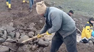 Siverek&rsquo;te hasar g&ouml;ren sulama g&ouml;letini vatandaşlar onardı
