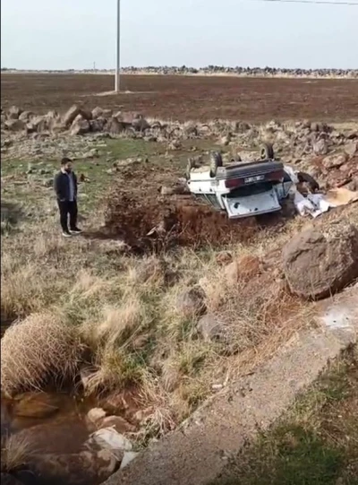Siverek&rsquo;te otomobil k&ouml;pr&uuml;den u&ccedil;tu, s&uuml;r&uuml;c&uuml; yaralandı
