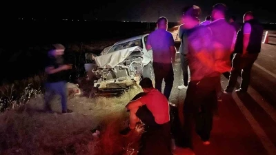 Siverek&rsquo;te otomobil koyun s&uuml;r&uuml;s&uuml;ne daldı: 3 kişi yaralandı, 11 koyun telef oldu
