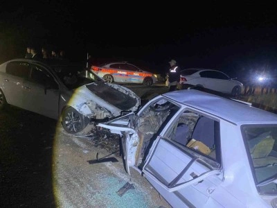 Siverek&rsquo;te otomobiller kafa kafaya &ccedil;arpıştı: 2&rsquo;si ağır 7 yaralı