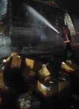 Siverek&rsquo;te pe&ccedil;ete y&uuml;kl&uuml; tır alevlere teslim oldu
