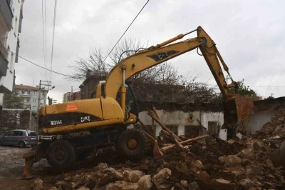 Siverek&rsquo;te tehlike oluşturan metruk evler bir bir yıkılıyor
