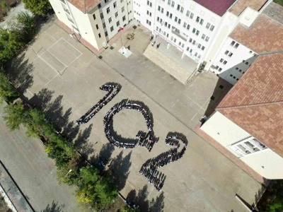 Siverekli öğrencilerden cumhuriyetin 102. yılına anlamlı koreografi
