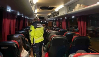 Sivil trafik jandarmaları şehirlerarası otob&uuml;slerde
