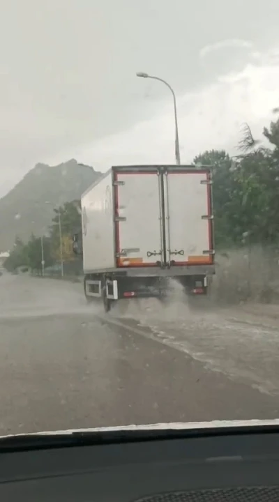 Sivrihisar&rsquo;da sağanak etkili oldu, s&uuml;r&uuml;c&uuml;ler zor anlar yaşadı
