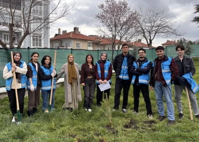 Sivrihisar Yurdu bah&ccedil;esinde fidanlar toprakla buluştu
