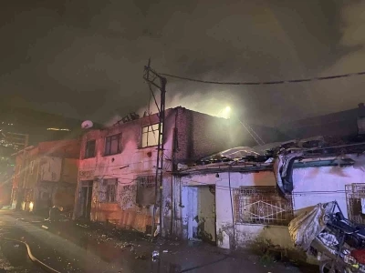 Sobadan &ccedil;ıkan yangın evi k&uuml;le &ccedil;evirdi: 2 kişi dumandan etkilendi
