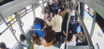 Şof&ouml;r s&uuml;rd&uuml;, sağlık &ccedil;alışanı m&uuml;dahale etti: Otob&uuml;steki panik anları kamerada
