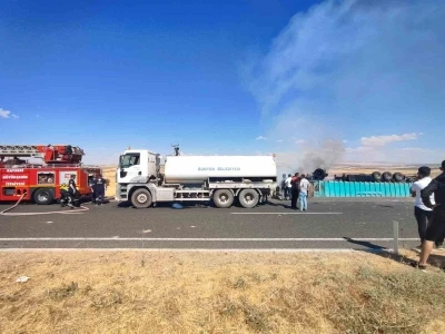 Şoför yan yatıp yanan tırdan atlayarak kurtuldu
