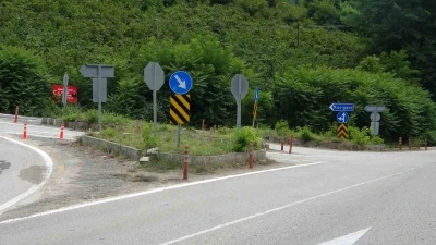 Şof&ouml;rlerin kafasını karıştırıyordu: Kavşaktaki tabela sayısı 29&rsquo;dan 19&rsquo;a d&uuml;ş&uuml;r&uuml;ld&uuml;
