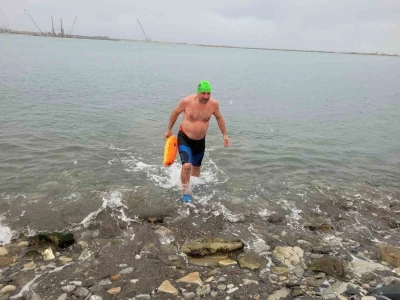 Soğuğa aldırış etmedi, kar altında denizde y&uuml;zd&uuml;
