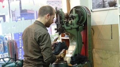 Soğuk hava ayakkabı tamircilerinde mesaiyi ikiye katladı
