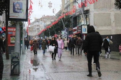 Soğuk hava ve yağmur bayram alışverişine engel olamadı
