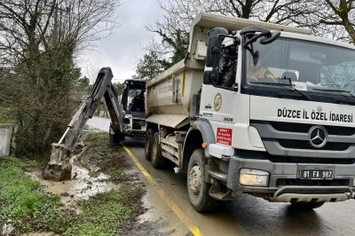 Soğukpınar K&ouml;y&uuml;&rsquo;nde kanal temizliği &ccedil;alışmaları s&uuml;r&uuml;yor
