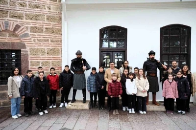S&ouml;ğ&uuml;t&rsquo;e gelen &ouml;ğrencilere başkan Durgut Ertuğrulgazi T&uuml;rbesi&rsquo;nde rehberlik etti
