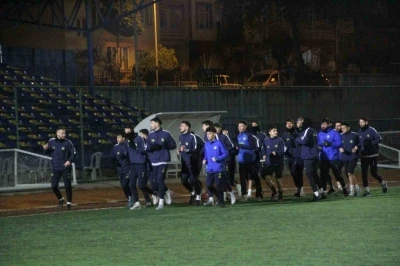 S&ouml;ğ&uuml;tspor&rsquo;da Teknik Direkt&ouml;r Savaş Akg&uuml;n ilk antrenmanına &ccedil;ıktı
