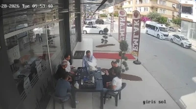 Sohbet masasına d&uuml;şen davetsiz misafir kısa s&uuml;reli paniğe neden oldu
