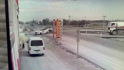 Sokağa dönmek isteyen otomobile arazi aracı çarptı, kaza anı kameraya yansıdı
