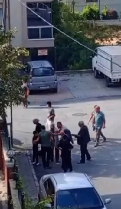 Sokak köpeği çocuğu ısırdı, ailesi ile köpeği besleyen adam birbirine girdi
