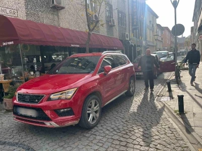 Sokak ortasına otomobilini bırakıp işlerini halletmeye gitti
